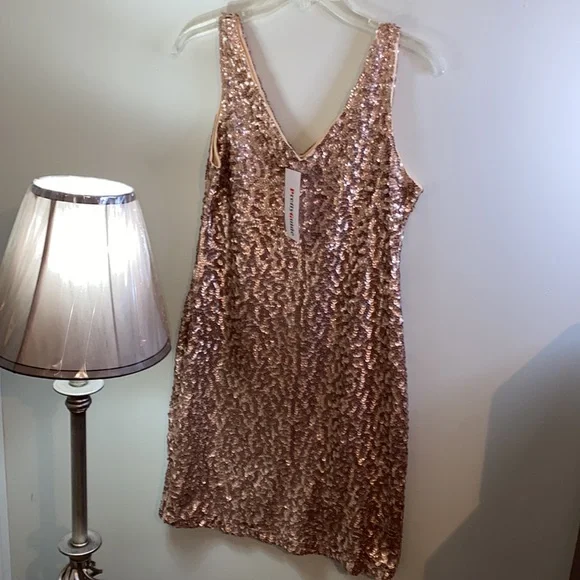 🎉HP🎉Woman’s Pretty Girl Dress Gold Medium - Picture 4 of 5